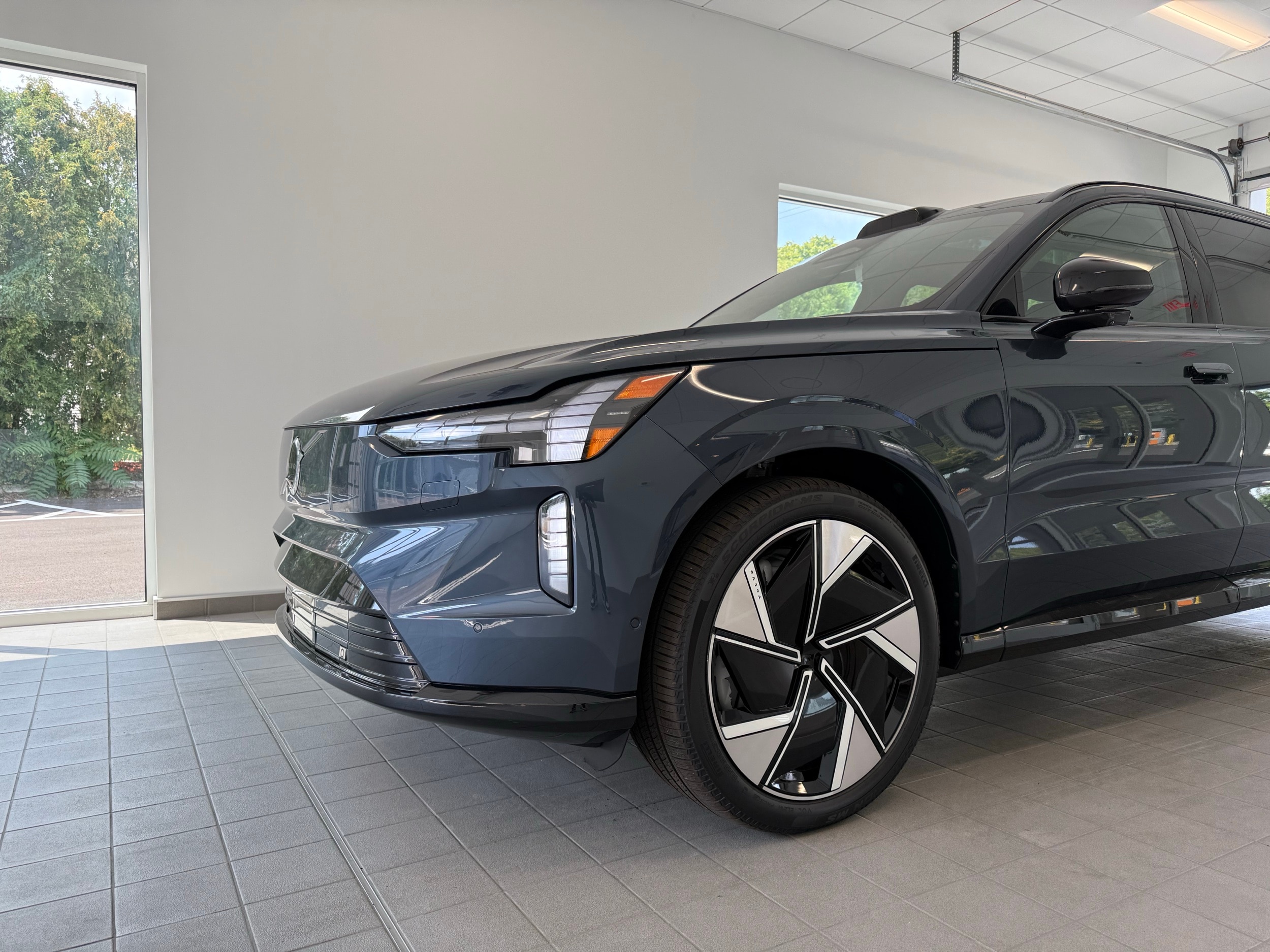 new 2025 Volvo EX90 car, priced at $94,640