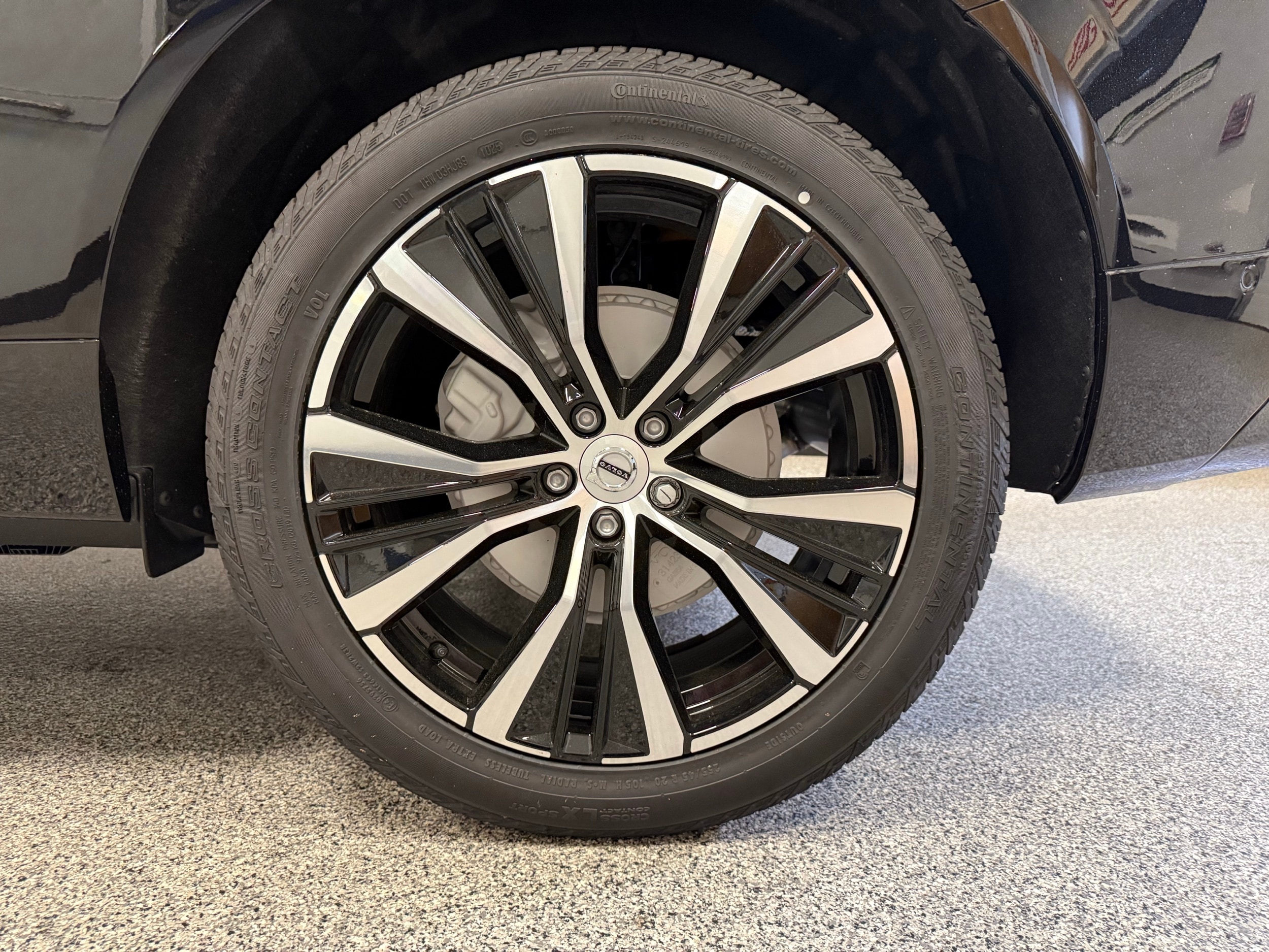 new 2025 Volvo XC60 car, priced at $55,360