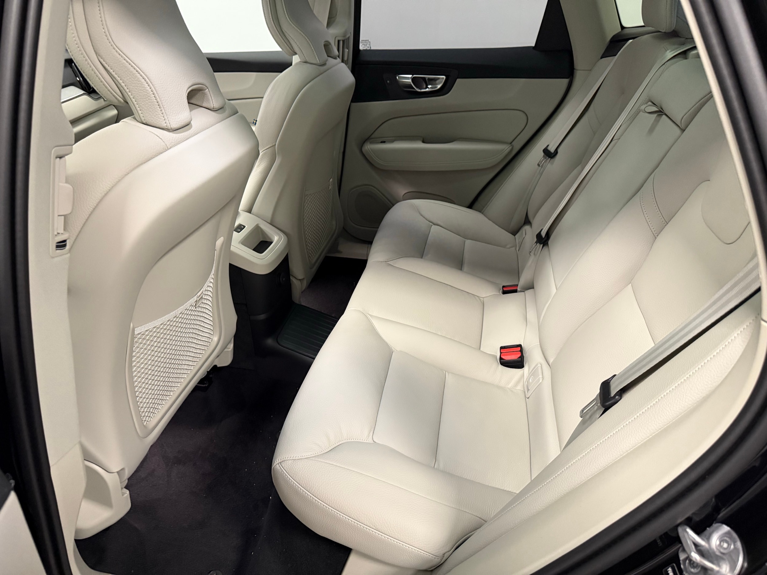 new 2025 Volvo XC60 plug-in hybrid car, priced at $66,235