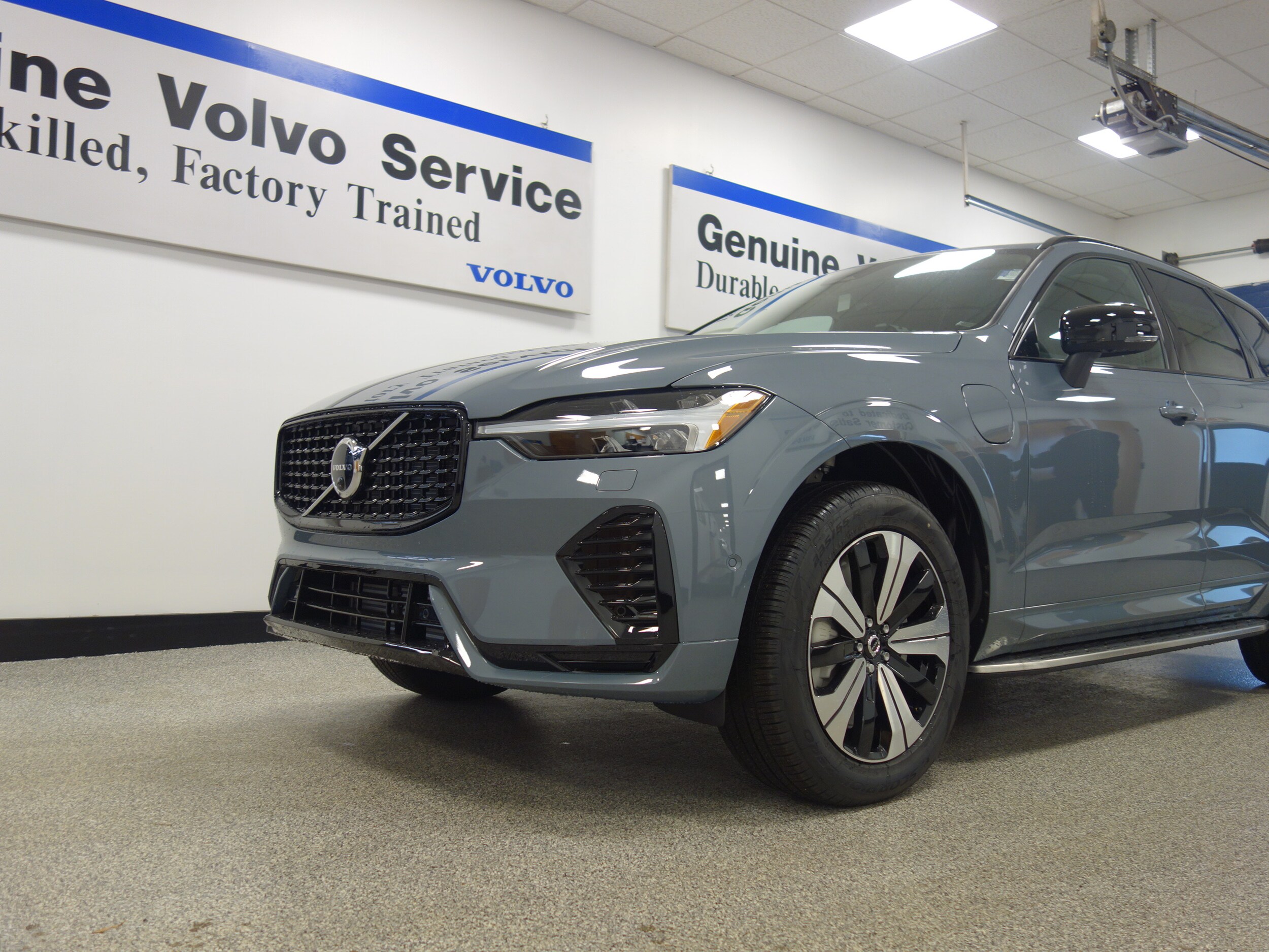 new 2024 Volvo XC60 plug-in hybrid car, priced at $67,520