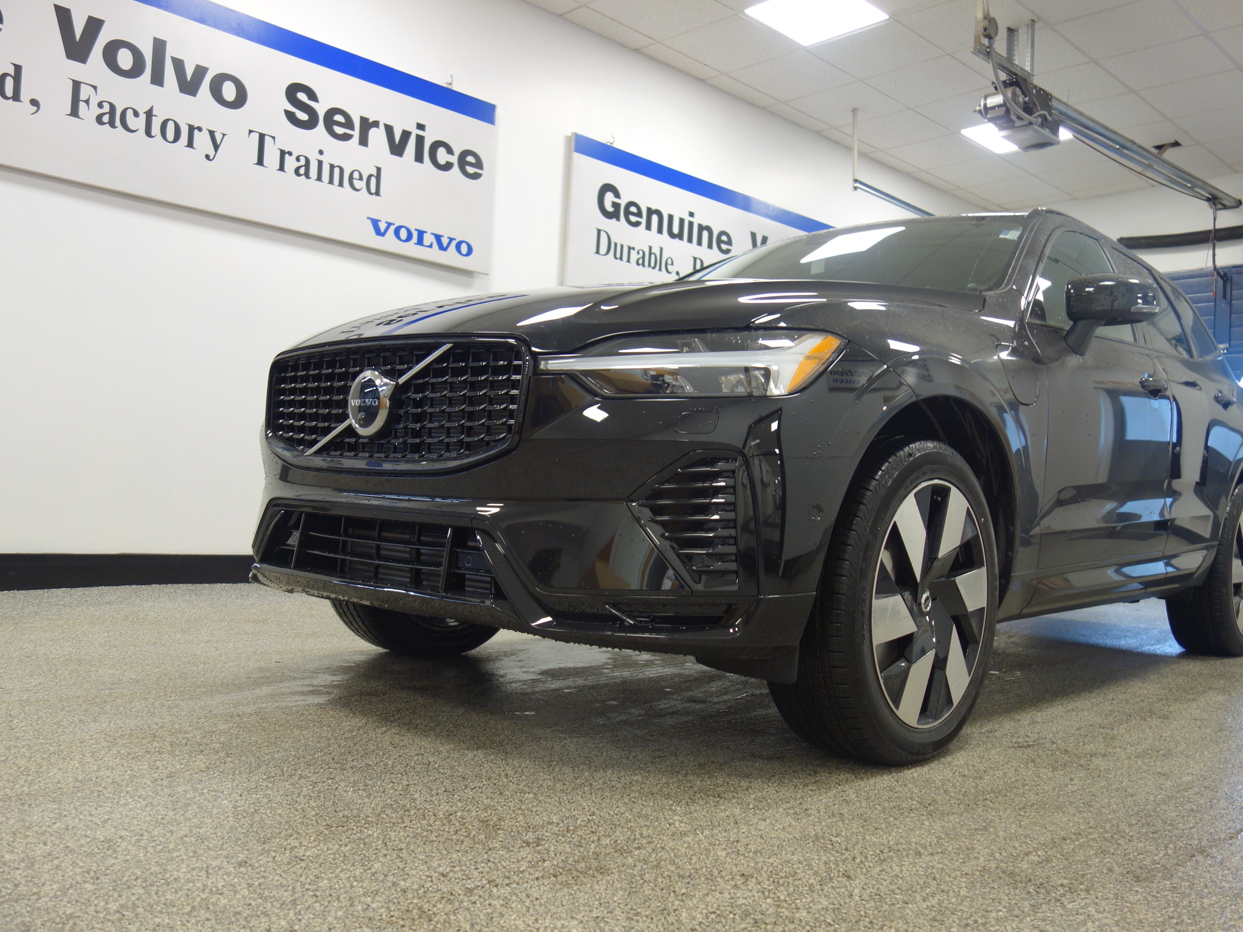 new 2024 Volvo XC60 plug-in hybrid car, priced at $67,425