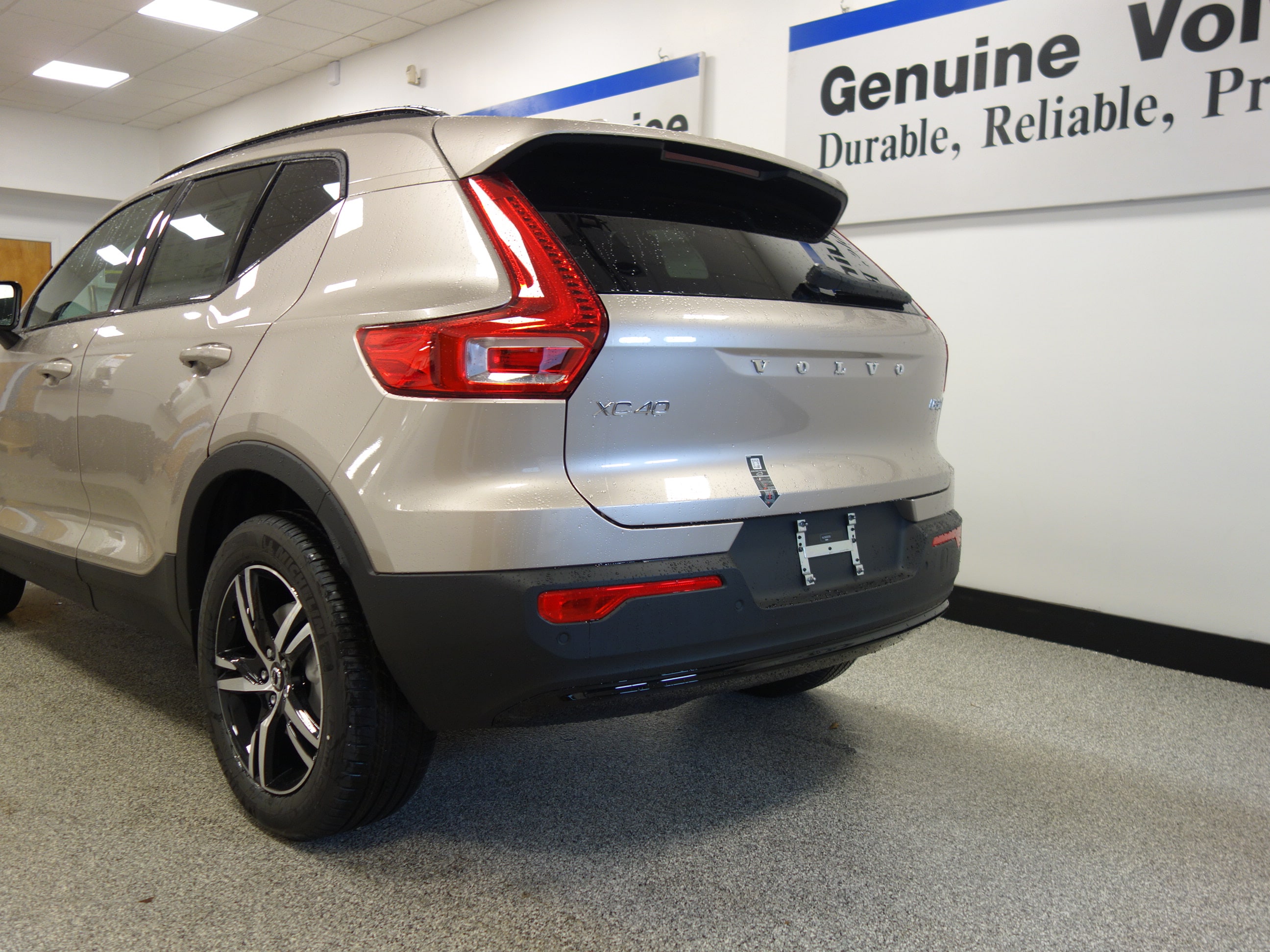 new 2024 Volvo XC40 car, priced at $45,275