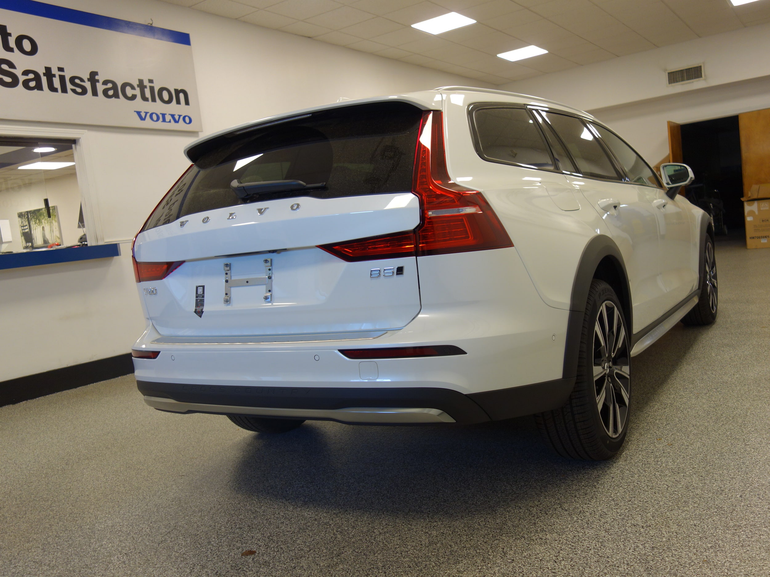 new 2024 Volvo V60 Cross Country car, priced at $58,725