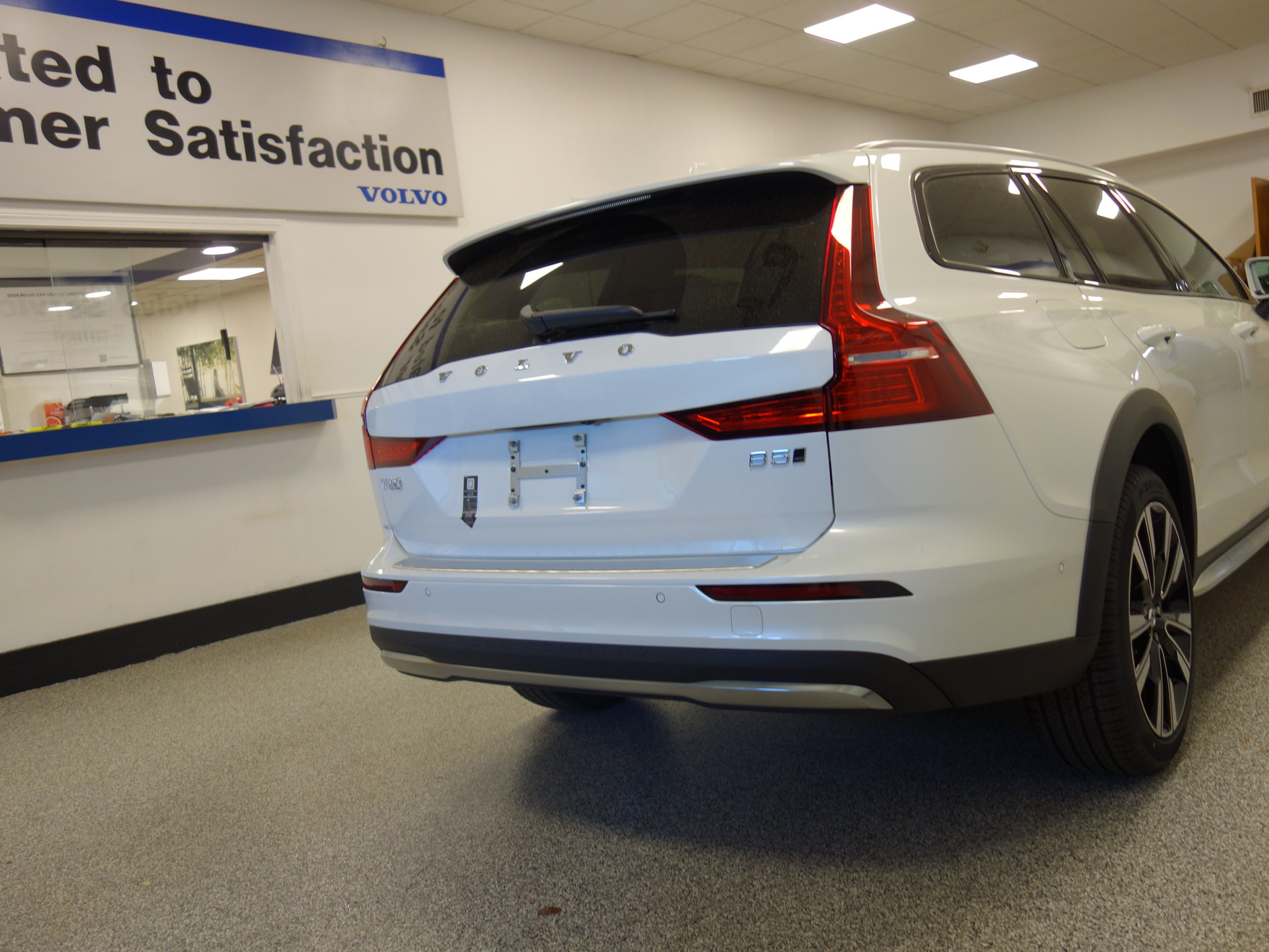 new 2024 Volvo V60 Cross Country car, priced at $58,725