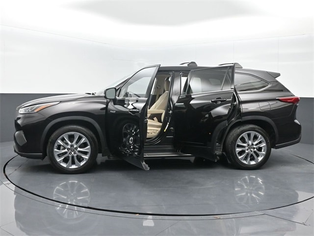 used 2021 Toyota Highlander Hybrid car, priced at $29,132