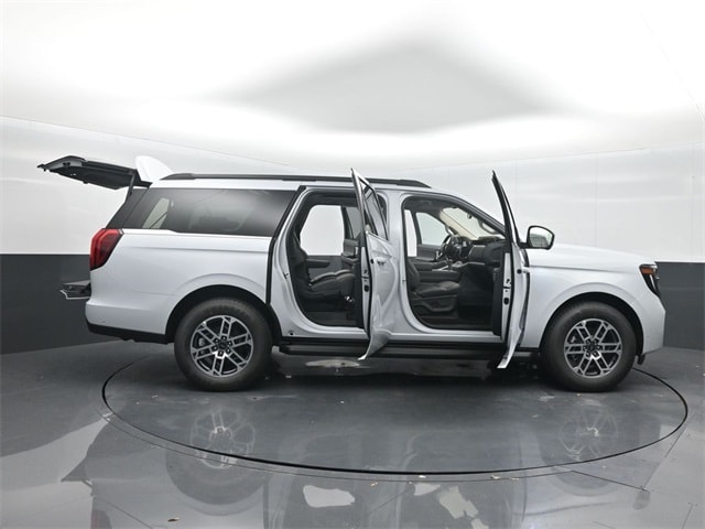 new 2025 Ford Expedition car, priced at $71,210