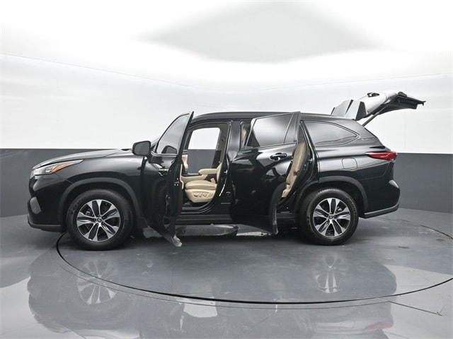 used 2020 Toyota Highlander car, priced at $27,905