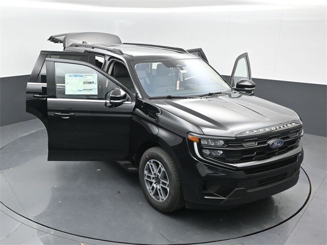 new 2025 Ford Expedition car, priced at $68,210