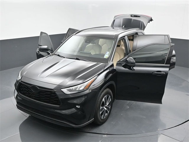 used 2020 Toyota Highlander car, priced at $27,905