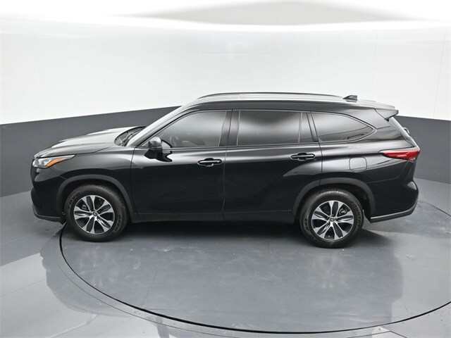 used 2020 Toyota Highlander car, priced at $27,905