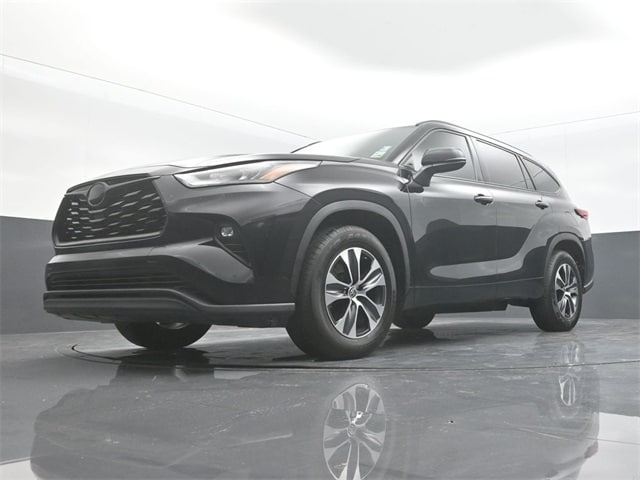 used 2020 Toyota Highlander car, priced at $27,905