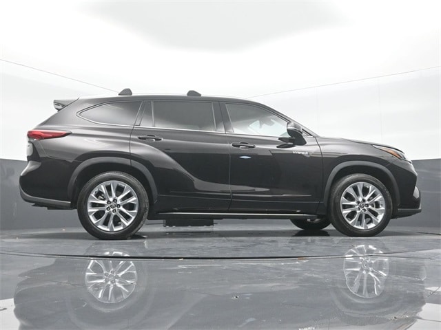 used 2021 Toyota Highlander Hybrid car, priced at $29,132