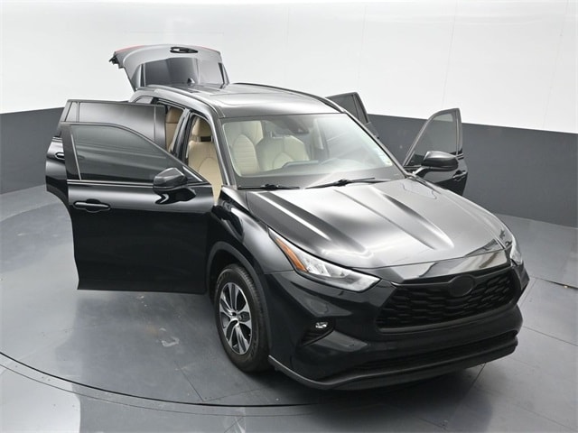 used 2020 Toyota Highlander car, priced at $27,905