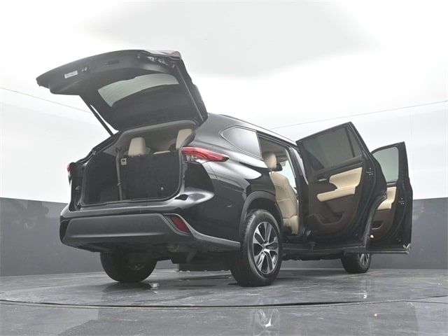 used 2020 Toyota Highlander car, priced at $27,905