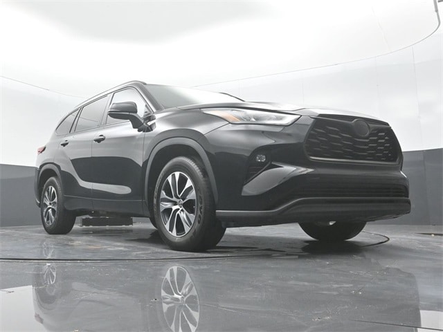 used 2020 Toyota Highlander car, priced at $27,905