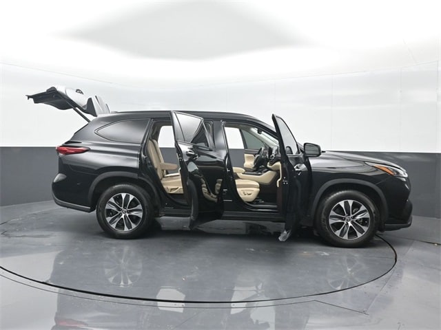 used 2020 Toyota Highlander car, priced at $27,905