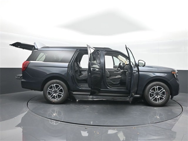 new 2025 Ford Expedition car, priced at $71,705