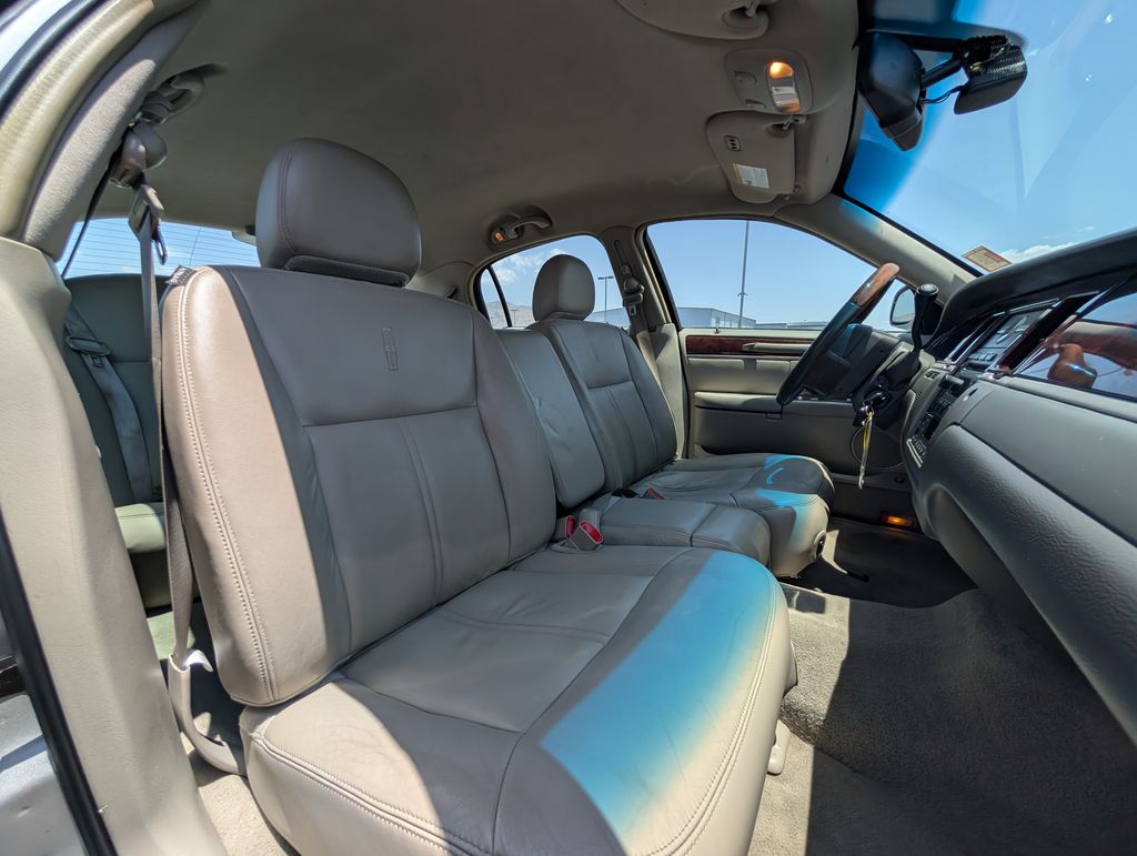 used 2010 Lincoln Town Car car, priced at $7,000