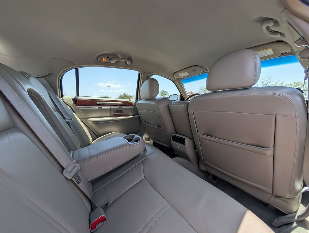 used 2010 Lincoln Town Car car, priced at $7,000