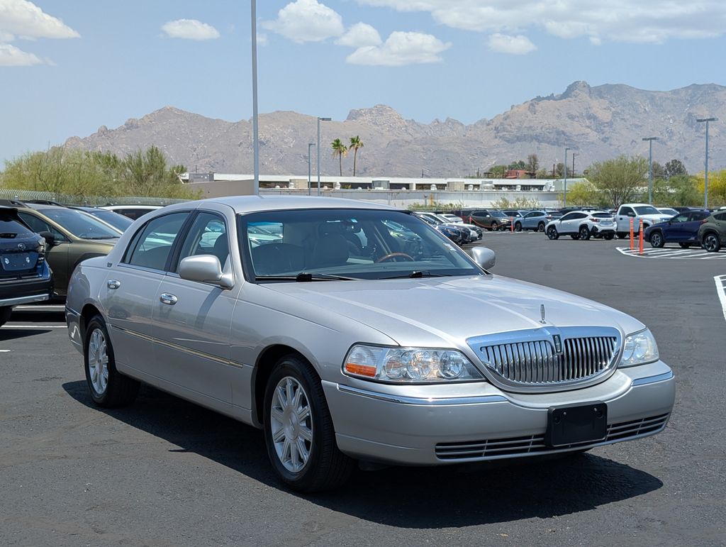 used 2010 Lincoln Town Car car, priced at $7,000
