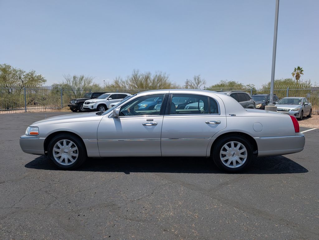 used 2010 Lincoln Town Car car, priced at $7,000