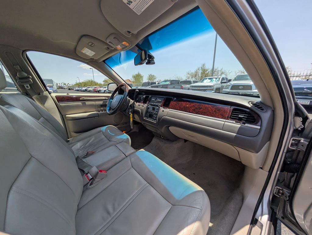 used 2010 Lincoln Town Car car, priced at $7,000