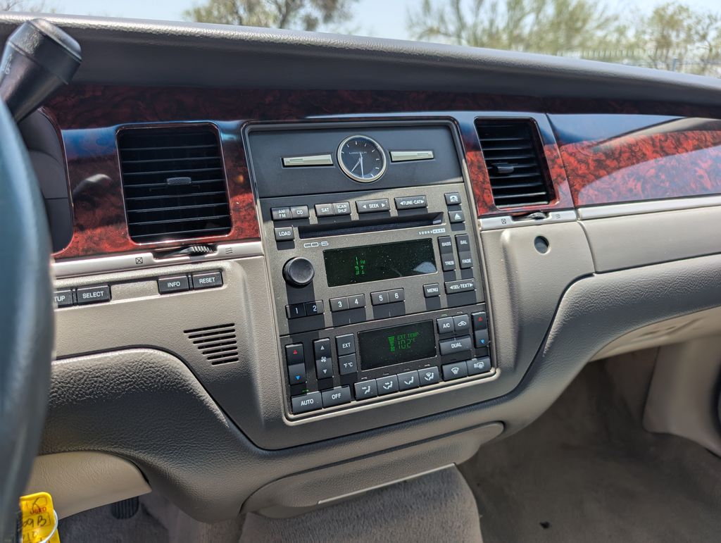 used 2010 Lincoln Town Car car, priced at $7,000