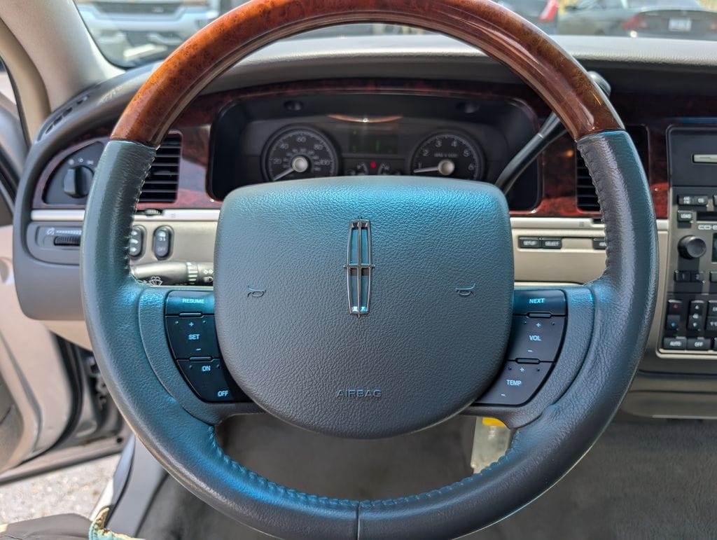 used 2010 Lincoln Town Car car, priced at $7,000