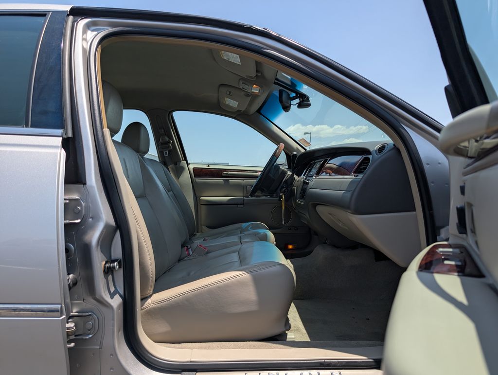 used 2010 Lincoln Town Car car, priced at $7,000
