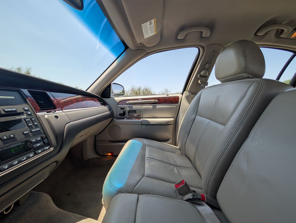 used 2010 Lincoln Town Car car, priced at $7,000