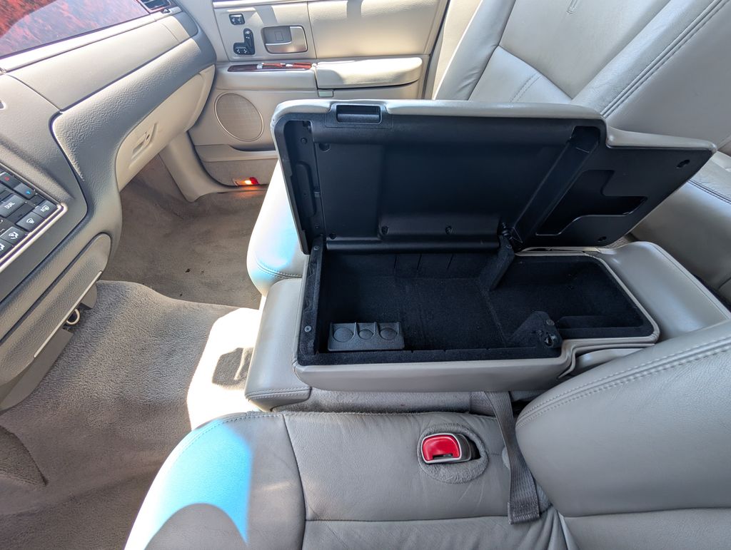 used 2010 Lincoln Town Car car, priced at $7,000