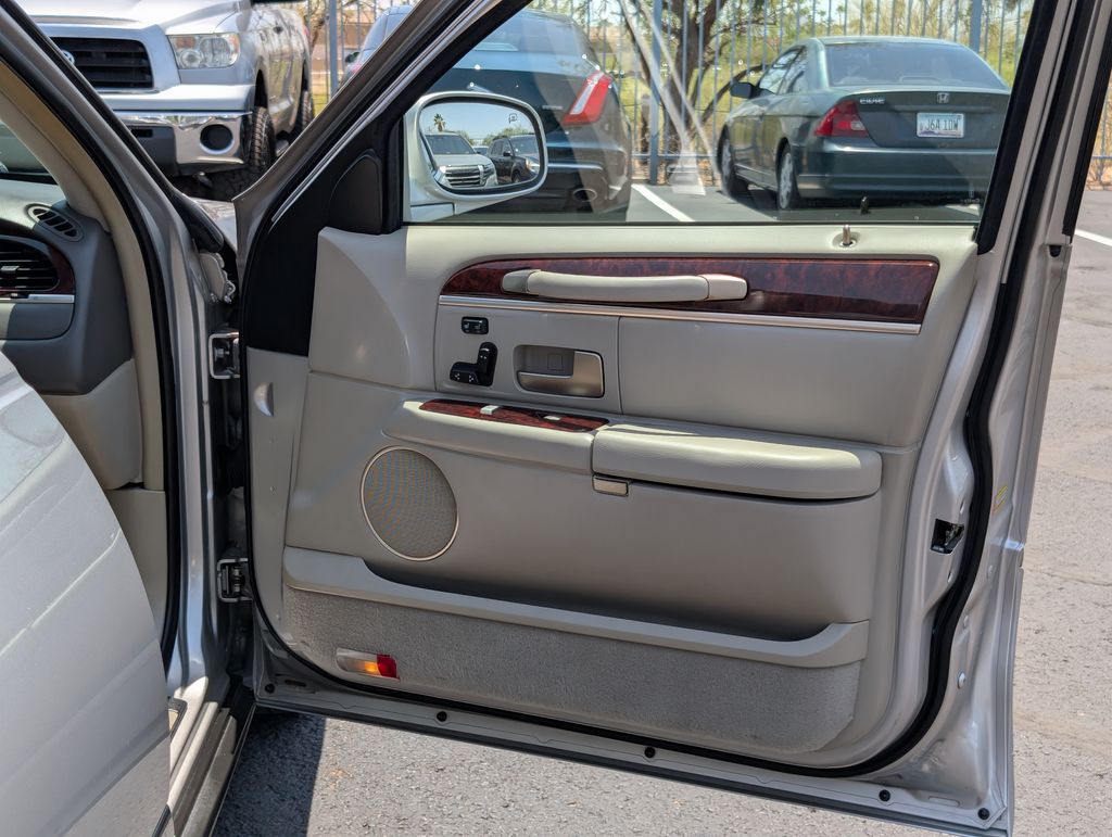 used 2010 Lincoln Town Car car, priced at $7,000