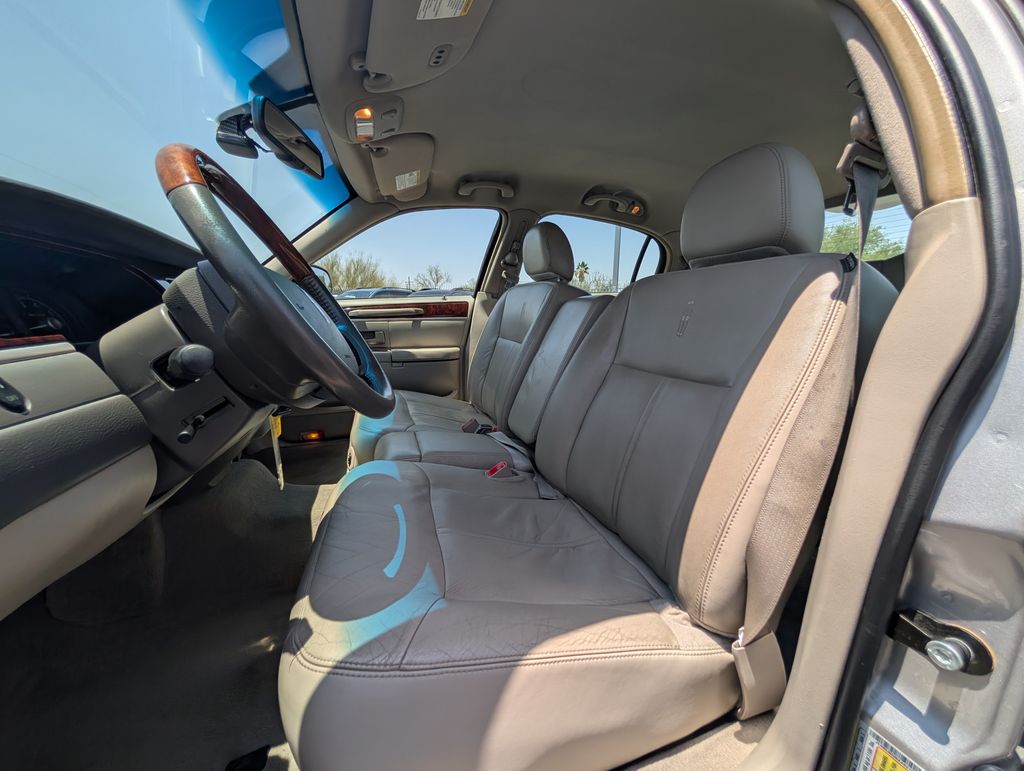 used 2010 Lincoln Town Car car, priced at $7,000