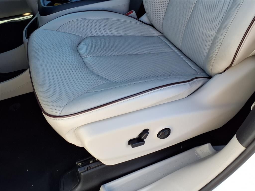 used 2020 Chrysler Pacifica car, priced at $18,500