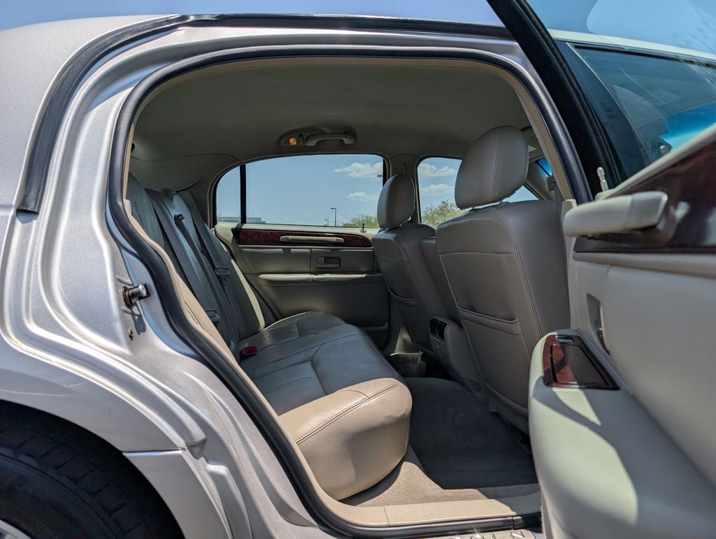 used 2010 Lincoln Town Car car, priced at $7,000