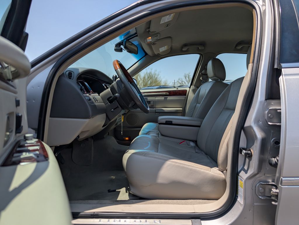 used 2010 Lincoln Town Car car, priced at $7,000