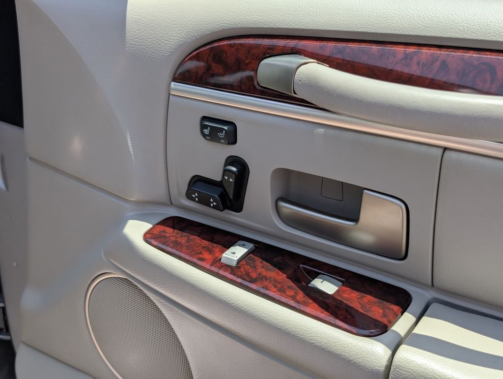 used 2010 Lincoln Town Car car, priced at $7,000