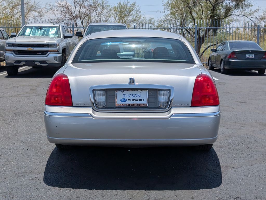 used 2010 Lincoln Town Car car, priced at $7,000