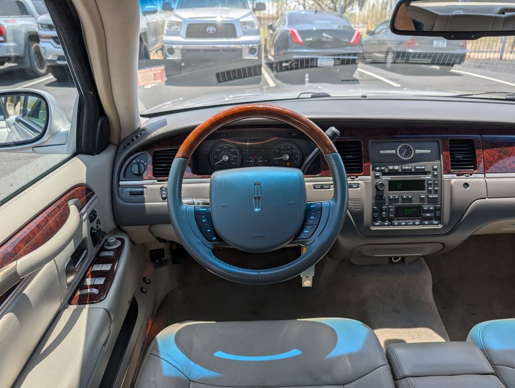 used 2010 Lincoln Town Car car, priced at $7,000