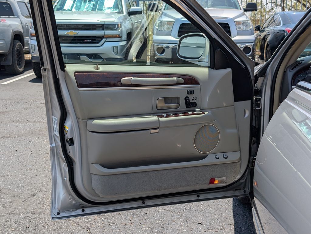 used 2010 Lincoln Town Car car, priced at $7,000