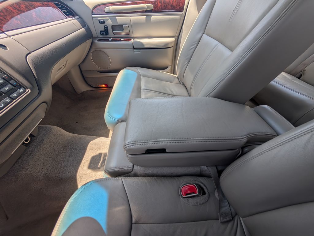 used 2010 Lincoln Town Car car, priced at $7,000