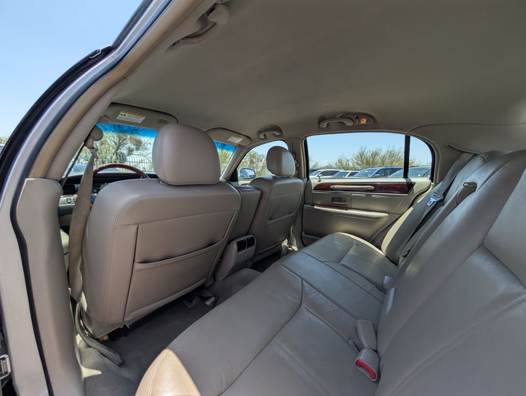 used 2010 Lincoln Town Car car, priced at $7,000