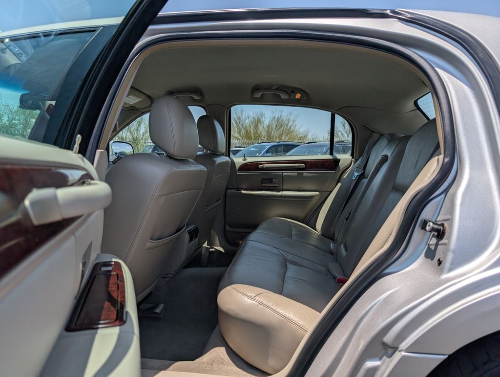 used 2010 Lincoln Town Car car, priced at $7,000
