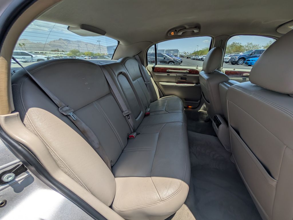 used 2010 Lincoln Town Car car, priced at $7,000