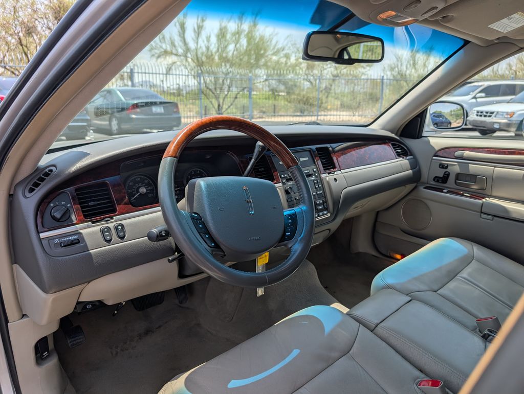 used 2010 Lincoln Town Car car, priced at $7,000
